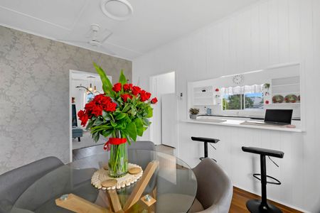 Beautifully Presented Queenslander - Photo 2