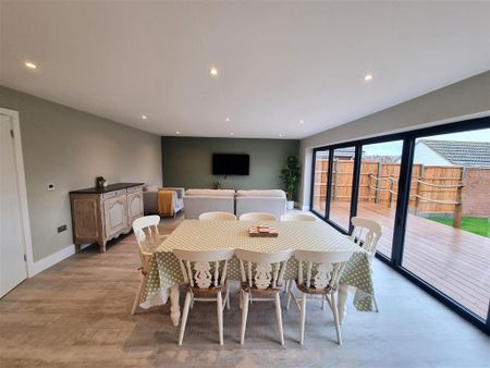 4 bedroom detached house to rent - Photo 5