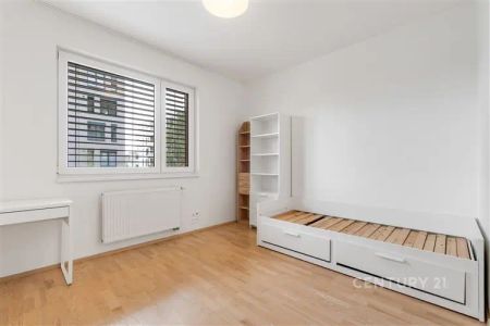Moderní 3+kk v novostavbě na pronájem. Balkón a XL garážové stání. Spotřebiče Siemens. Částečně zařízeno. Vhodné i pro zájemce s mazlíčky. Včetně pračky a sušičky. Praha 9 Suomi Hloubětín. Ihned k nastěhování. - Photo 2