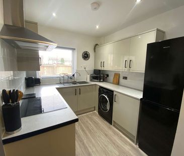 Modern Double Room in Shared House - Photo 2