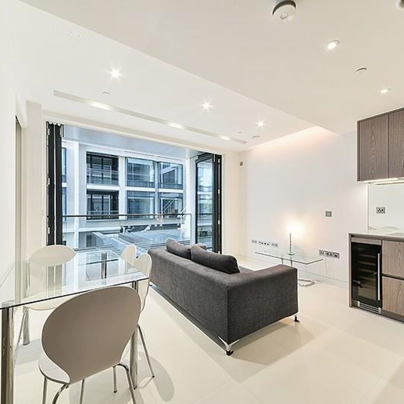 Landmark place is an elegant building and is in an iconic position overlooking the River Thames by Tower Bridge and is situated perfectly for the City of London - Photo 1