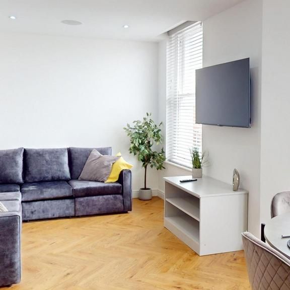 5 bedroom flat to rent - Photo 1