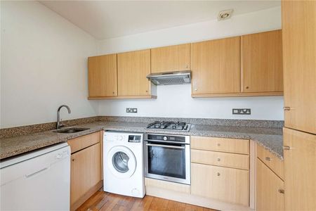 A spacious split level flat on Upper Richmond Road. - Photo 5
