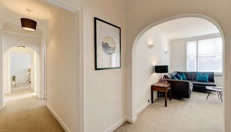 This ground floor apartment is set over 792 sq ft and comprises, two spacious double bedrooms, one modern fitted bathroom, large reception room with rear facing views over Hay's Mews. - Photo 3