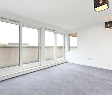 1 Bed Penthouse, Chambers Street, SE16 - Photo 1