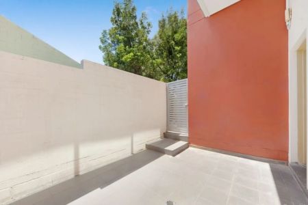 Modern & Bright Split Level Unit in the Heart of Penshurst - Photo 2