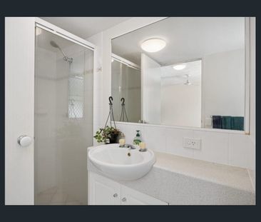 Stylishly Two Bedroom Renovated Apartment in the Heart of Southport - Photo 6