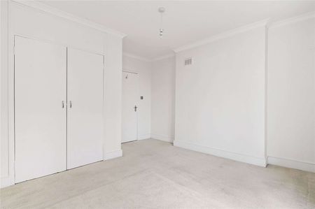 An exceptional two bedroom apartment arranged over the raised ground floor of a beautiful Grade II listed Georgian townhouse. - Photo 3