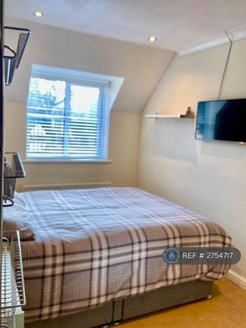 1 bedroom in a flat share to rent - Photo 5