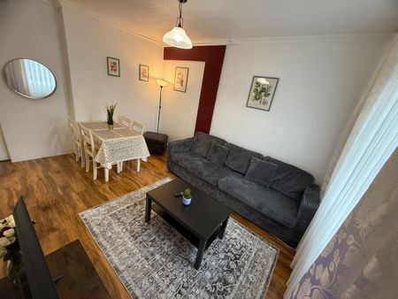 2 Bed Flat, Southwark Park Road, SE16 - Photo 3