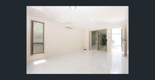 A LOVELY TOWNHOUSE SO CLOSE TO ALL AMENITIES AND THE BROADWATER! - Photo 1