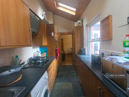 1 bedroom in a house share to rent - Photo 3