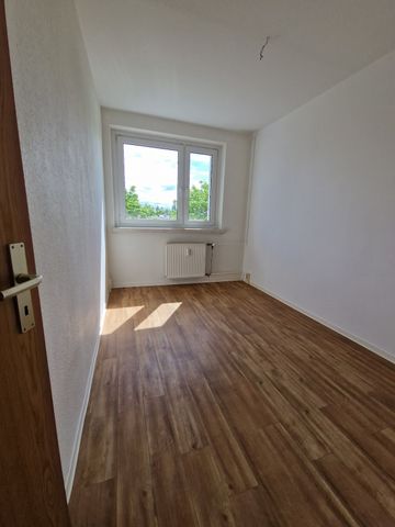 Top Wohnung, drei Zimmer und großer Balkon, ab November mit neuer Einbauküche! - Photo 3