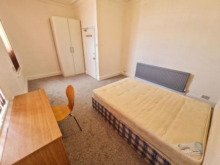 3 bedroom end of terrace house to rent - Photo 3