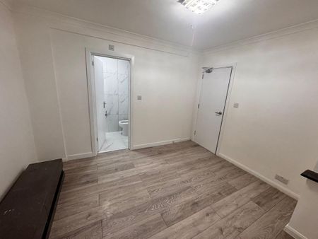 6 bedroom semi-detached house to rent - Photo 2