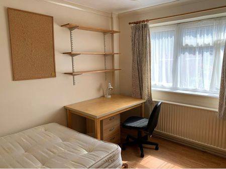 Terraced House to rent on - Photo 2