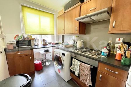 Bright & airy with stunning roof terrace with far reaching views of London - Photo 4