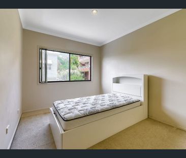 Charming 3 Bedroom Townhouse in the Heart of West End! - Photo 4