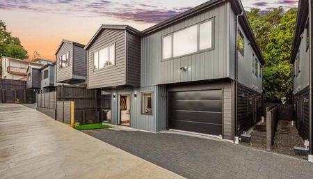 Spacious 5-Bedroom Massey Home – Luxury Living with a Unique Touch - Photo 3