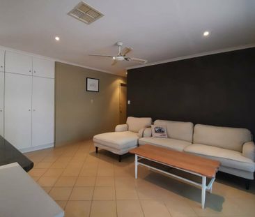 3 BEDROOM, 2 BATHROOM HOUSE IN LARAPINTA ON QUIET STREET - Photo 6