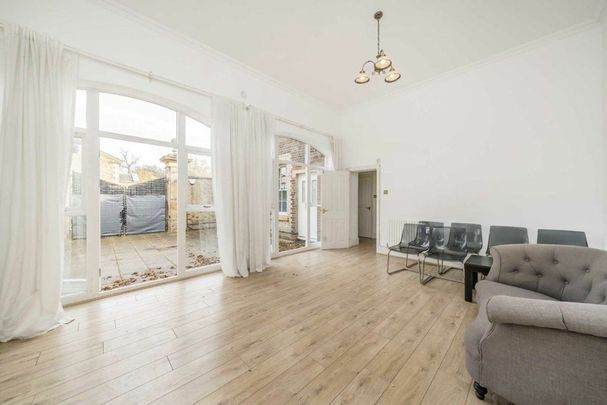 Royal Drive, Finchley, N11 - Photo 1