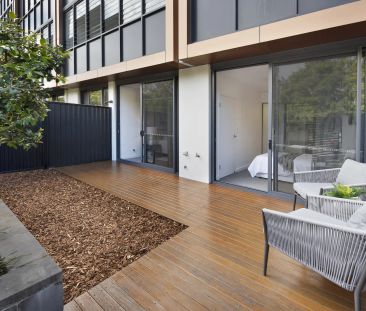 Private courtyard access in a sophisticated apartment - Photo 4