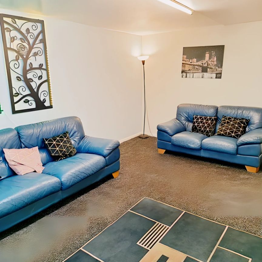 10 Bedrooms 3 bathrooms - Photo 1