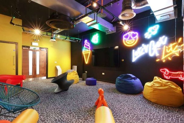 ** 1 MONTH RENT FREE FOR NOVEMBER MOVE INS ** Rent in the iconic Thames Quarter building in Reading's town centre, with superb residents amenities. - Photo 1