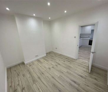 A ground floor refurbished studio apartment to rent - Photo 6