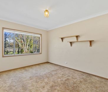 Spacious Family Home with Beautiful Outlook - Photo 4