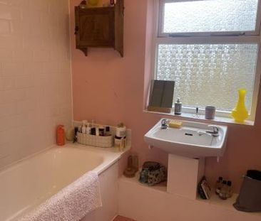 A beautiful very large double bedroom - Photo 2