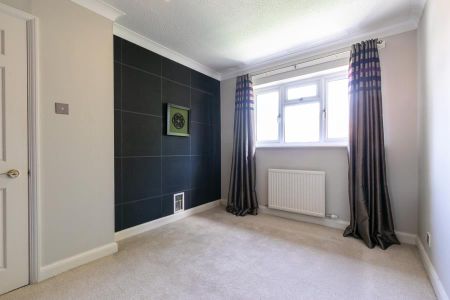 Weston Grove, Bagshot - 4 bedrooms Property for lettings - Seymours - Photo 5