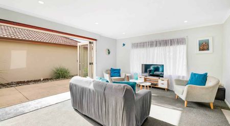 Sunny, Spacious Family Home in Orewa! - Photo 5