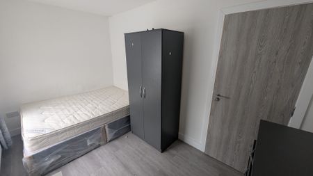 Broadway, Cardiff - Photo 5