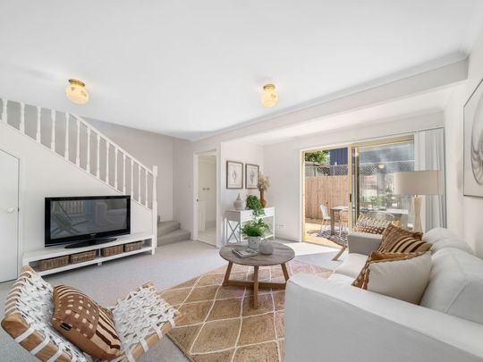 Northeast Light & Ocean Air – Stylish Townhouse in Prime Coastal Location - Photo 1