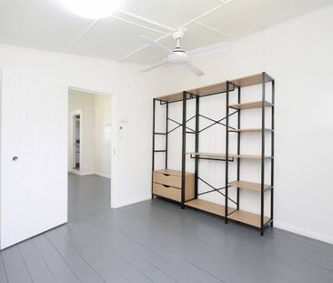 Large Renovated Fully Air Conditioned Cottage - Fully Fenced - Photo 3