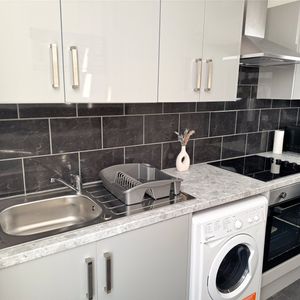 1st Floor, Room 2 - Photo 2