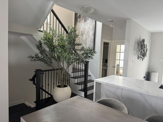 For Lease - 30 Vantage Loop Avenue, Newmarket, Ontario - Photo 1