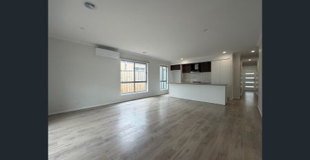 Modern Family Living in the heart of Mambourin - Photo 3