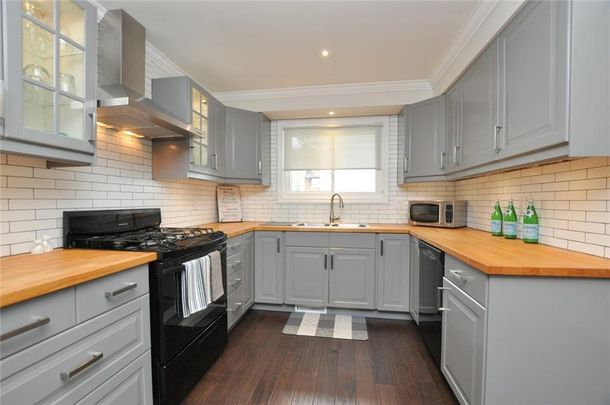 Spacious 3 Bedroom Apartment in Hamilton!! - Photo 1