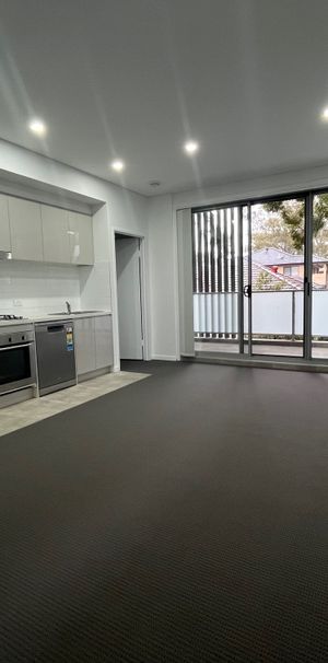 Modern three bedroom unit - 20% below market rent - Photo 1