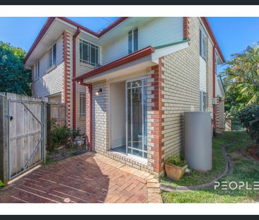 Freshly Renovated Townhouse in a Boutique Complex of Just Three - Photo 4