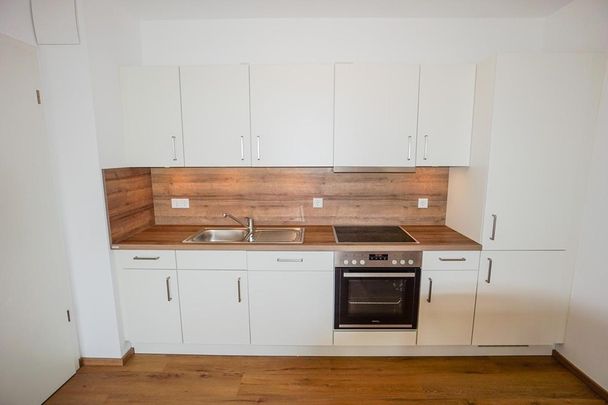 Helle 2-Zimmer- Wohnung mit großem Westbalkon, moderner Einbauküche, XXL-Dusche, Aufzug & Tiefgarage - Photo 1