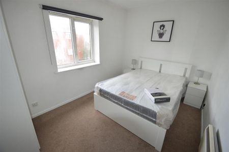 3 bedroom flat to rent - Photo 3