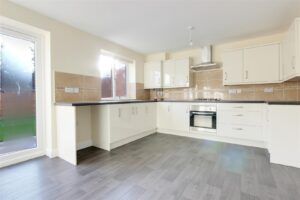 3 BEDROOM House - Semi-Detached - Photo 4