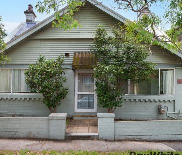 BOARDING HOUSE IN IDEAL LOCATION! - Photo 4