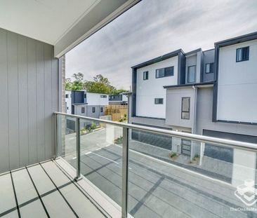 MODERN THREE BEDROOM TOWNHOUSE FOR RENT - Photo 3