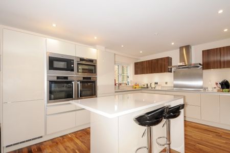 5 bedroom detached house to rent - Photo 2