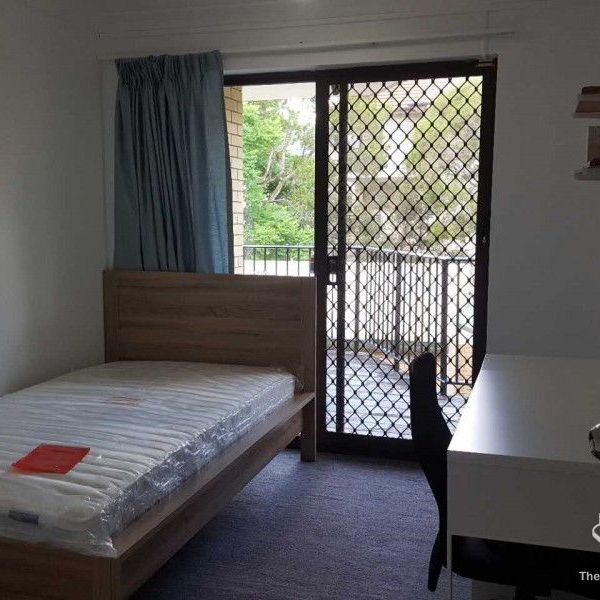 Two bedroom furnished apartment , walk to UQ St lucia campus - Photo 1