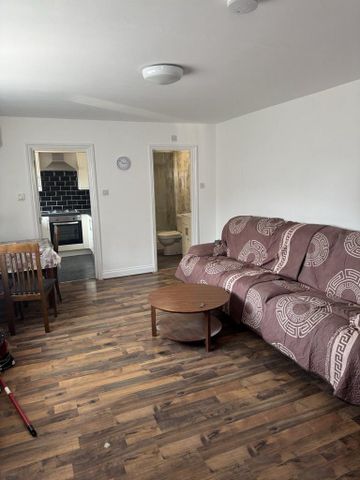 1 bedroom flat to rent - Photo 2